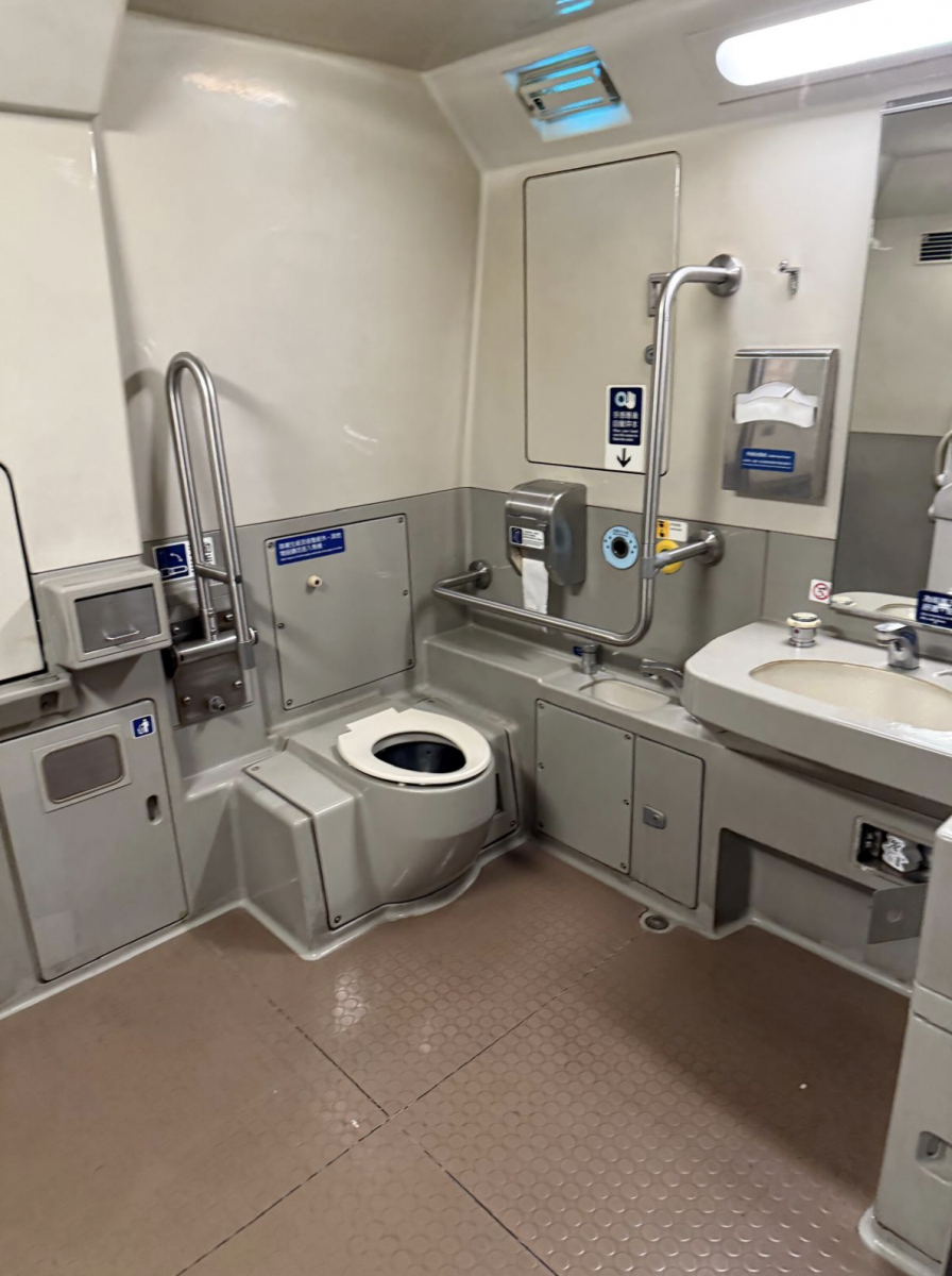 Zeer ruim toegankelijk toilet aan boord van de hogesnelheidstrein tussen Taipei en Kaohsiung.