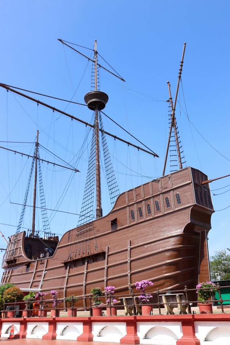 Indrukwekkend gerestaureerd zeilschip waar nu het Maritiem Museum ondergebracht is.