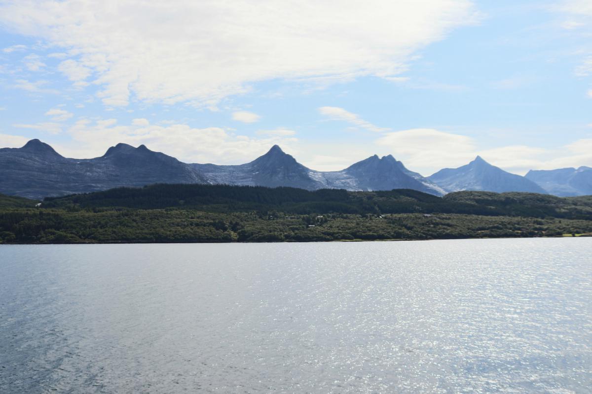 De Zeven Zusters van Helgeland zijn geen watervallen, maar spitse bergen die de horizon markeren.