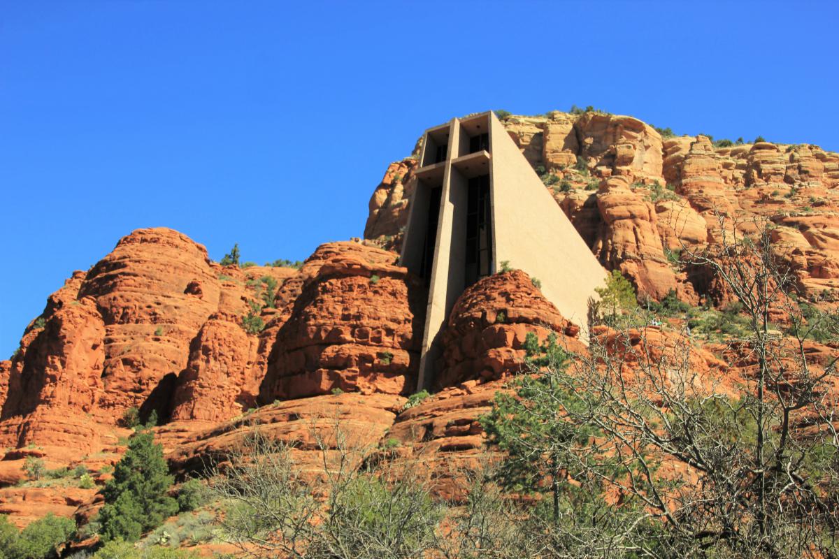 De kapel, een modern gebouw, is helemaal ingeboud in de rotsen.