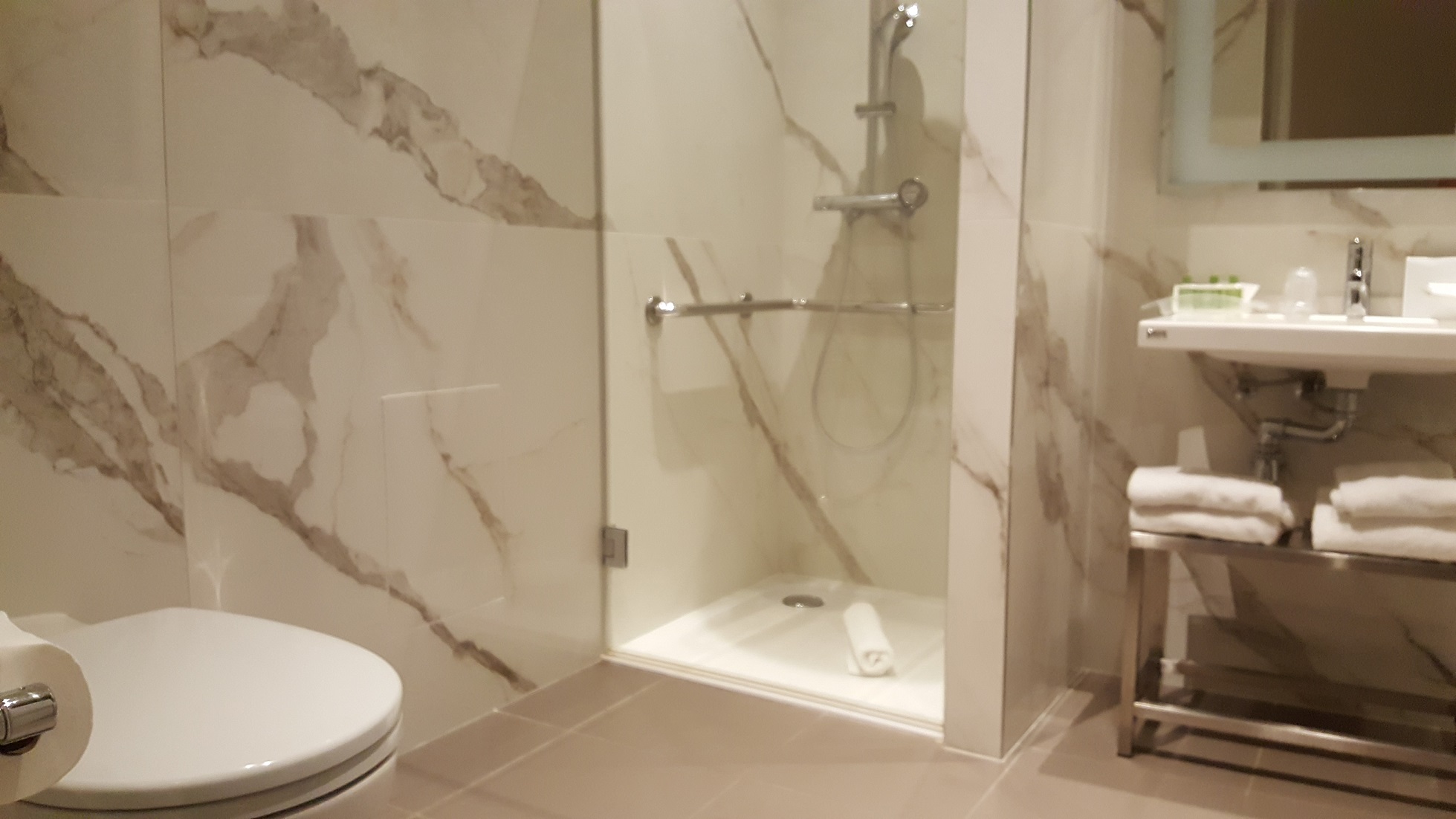 Badkamer met douche die voor veel rolstoelers te krap is