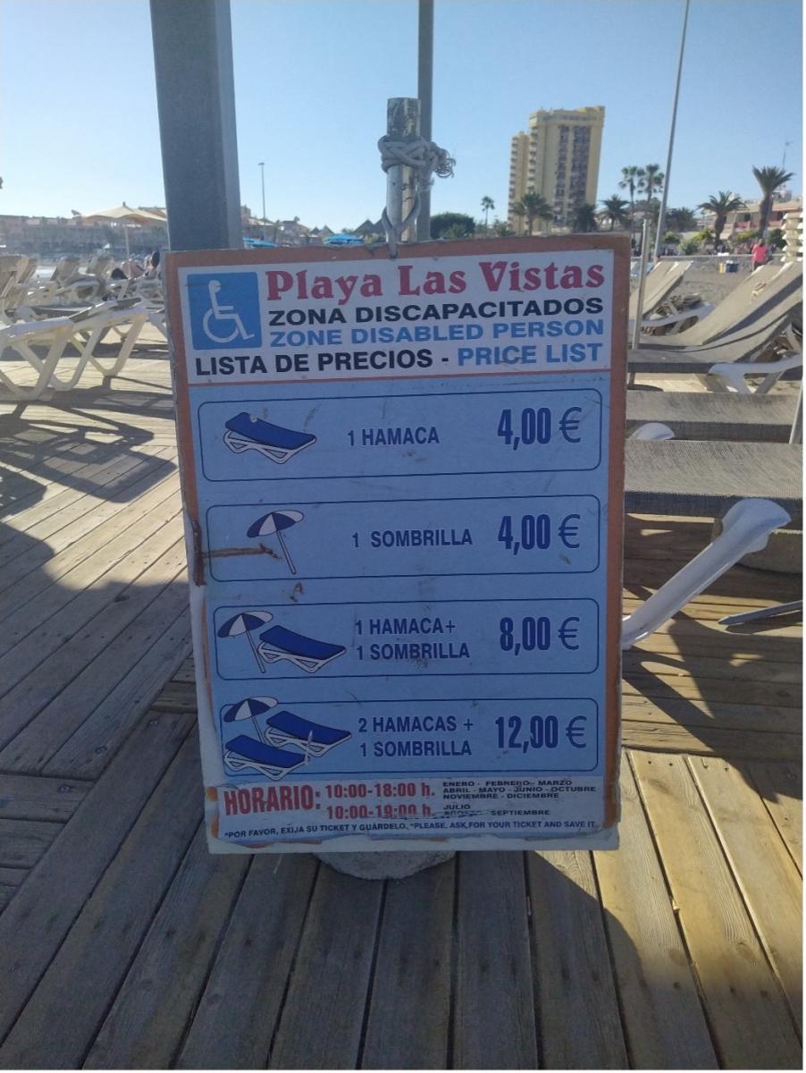 informatiebord aan de toegankelijke zone van het Playa de Las Vistas.