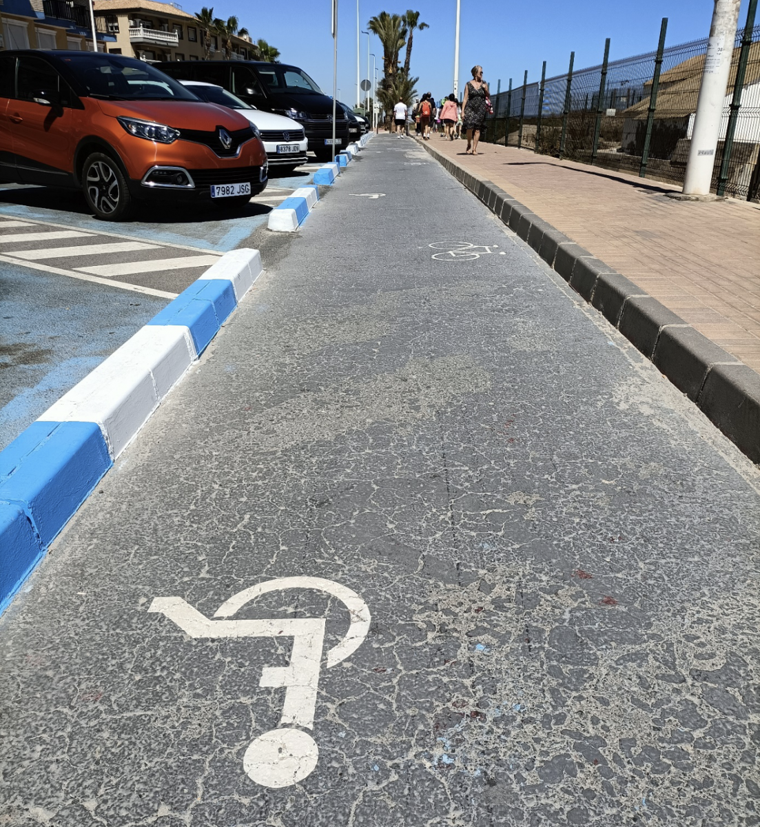 Pad in degelijk asfalt, met zowel het symbool van een fiets als van een rolstoeler.