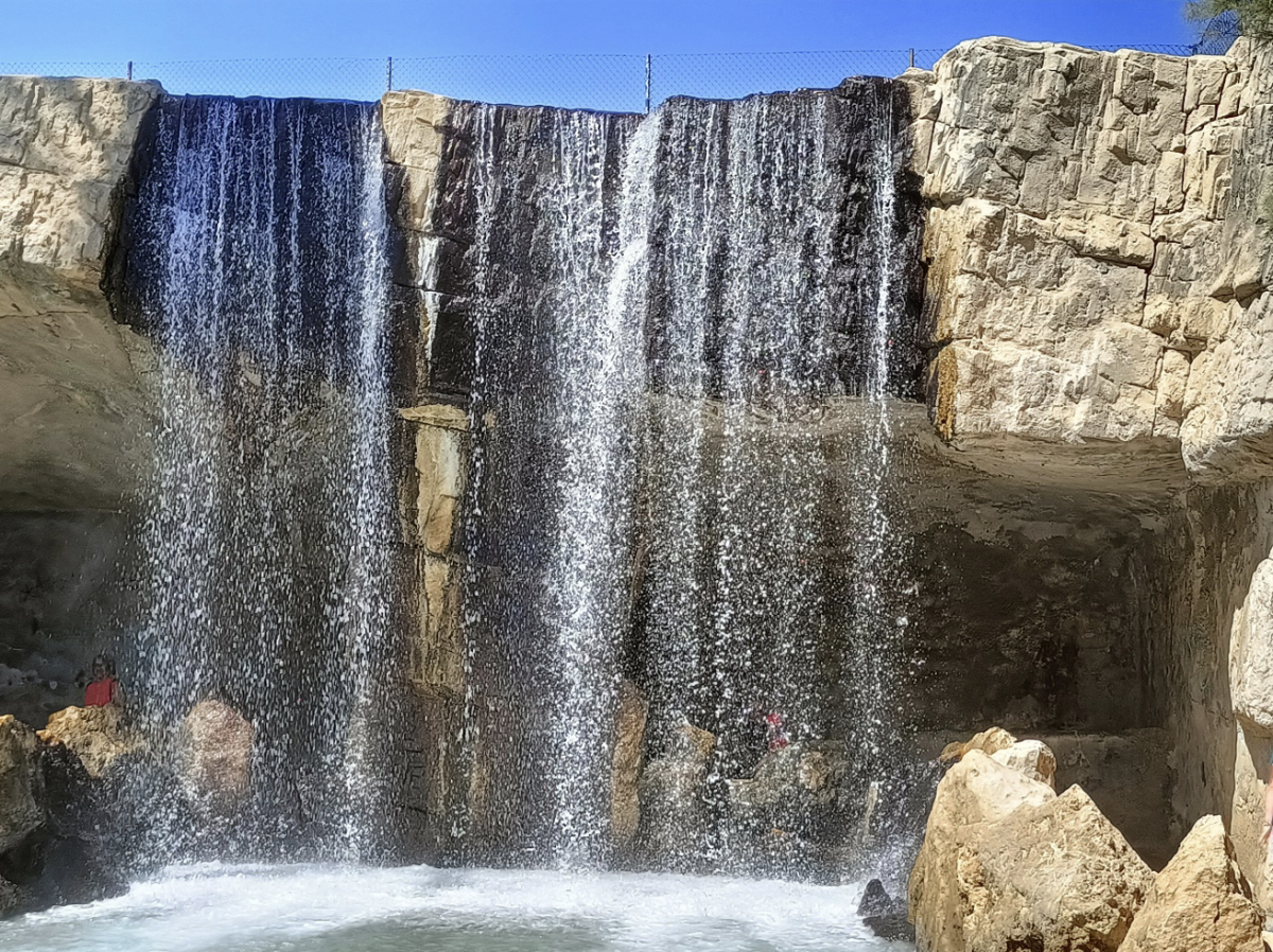 Kunstmatige waterval in Torrevieja.