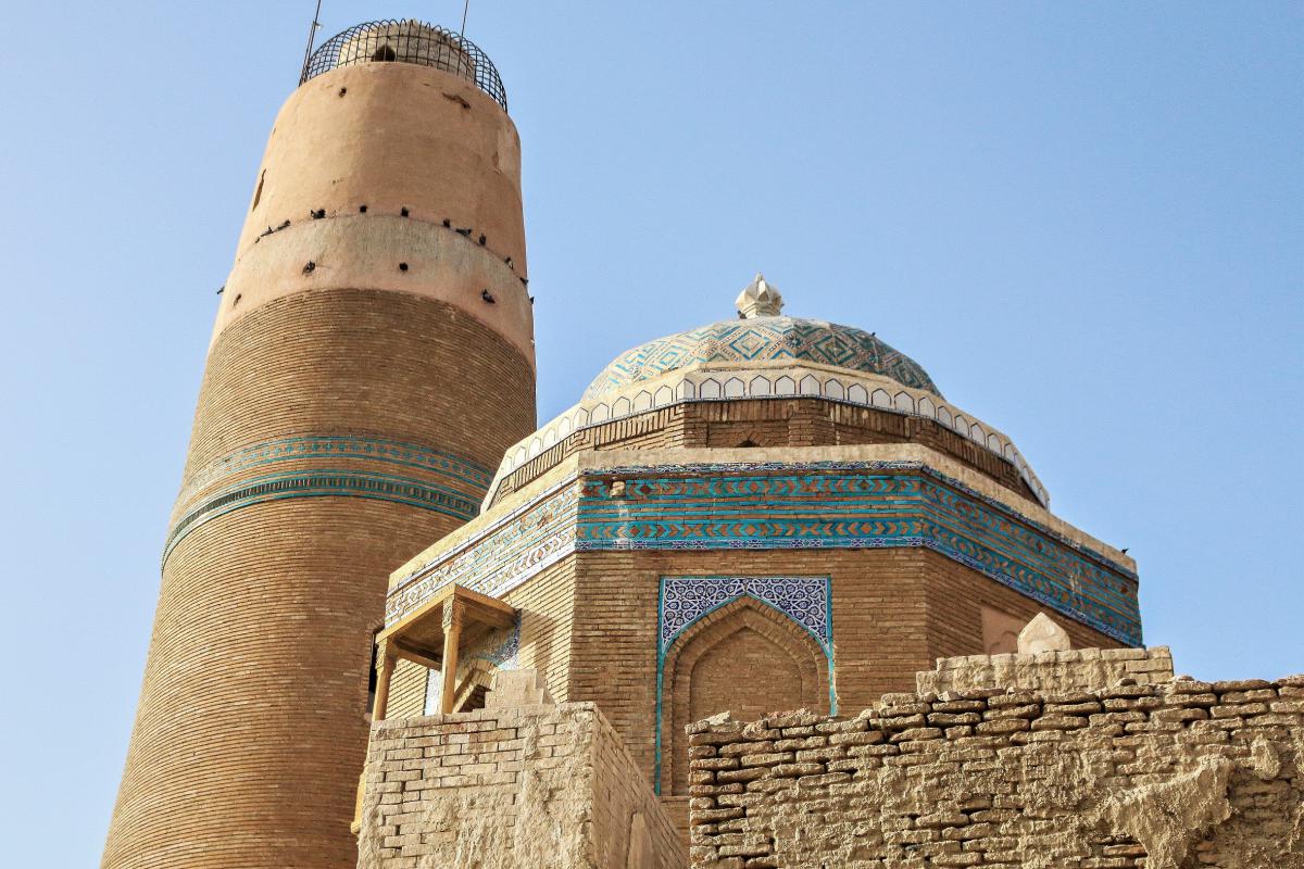 Minaret en graf van Masum Shah