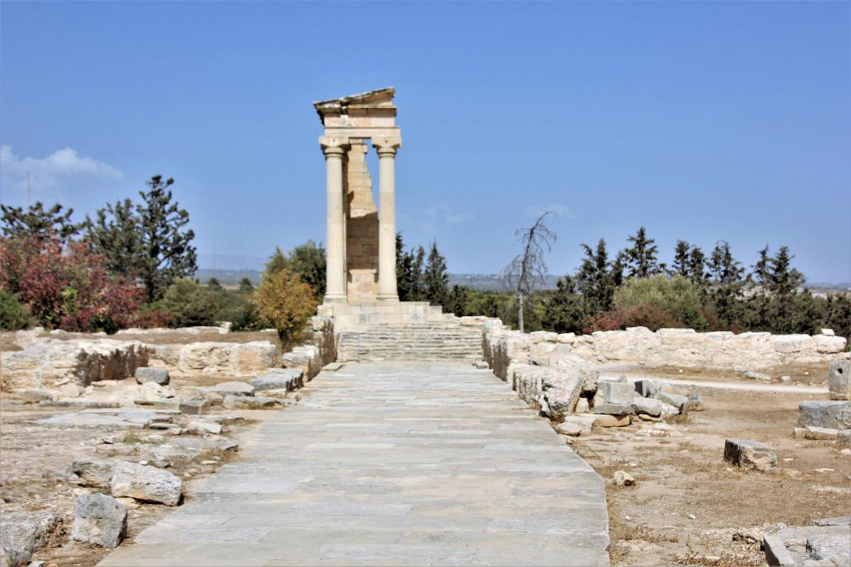 Van de tempel van Apollo blijven nog een trap en enkele zuilen over.