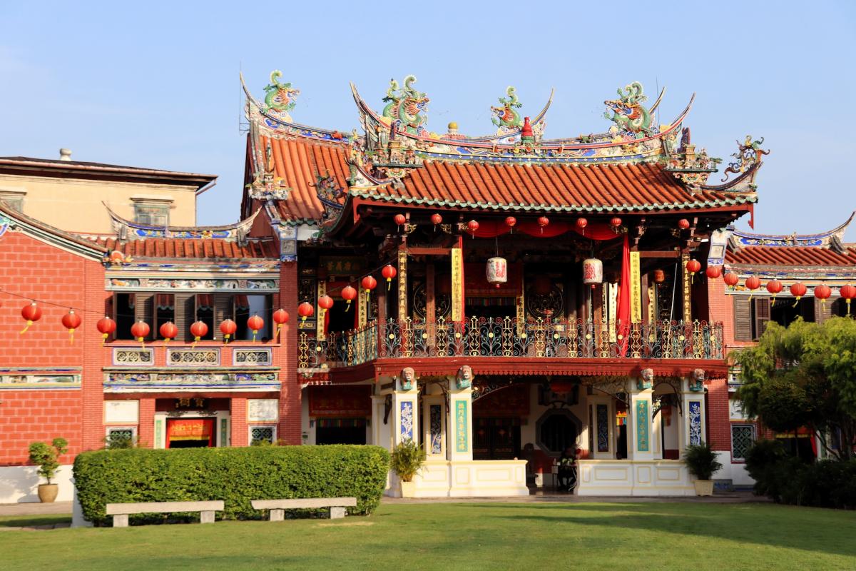 De feestelijke rode kleur en de typische daken kenmerken de Chinese stijl van de tempel.