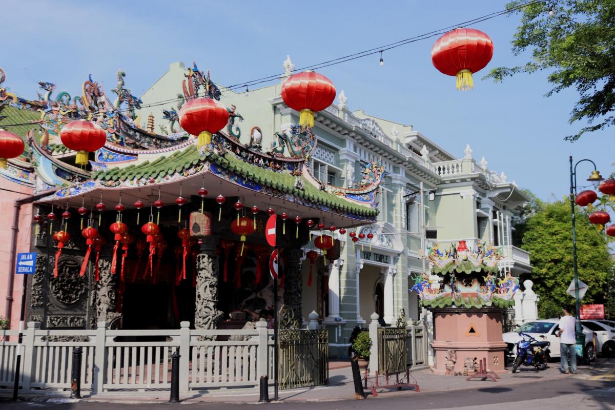 De Yap Kongsi tempel, gezien van de straatzijde.