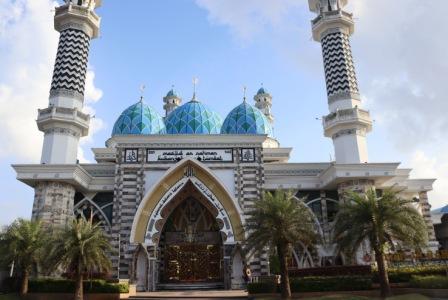 Voorgevel van de Ar Rahman-moskee, met blauwe koepels tussen twee minaretten.