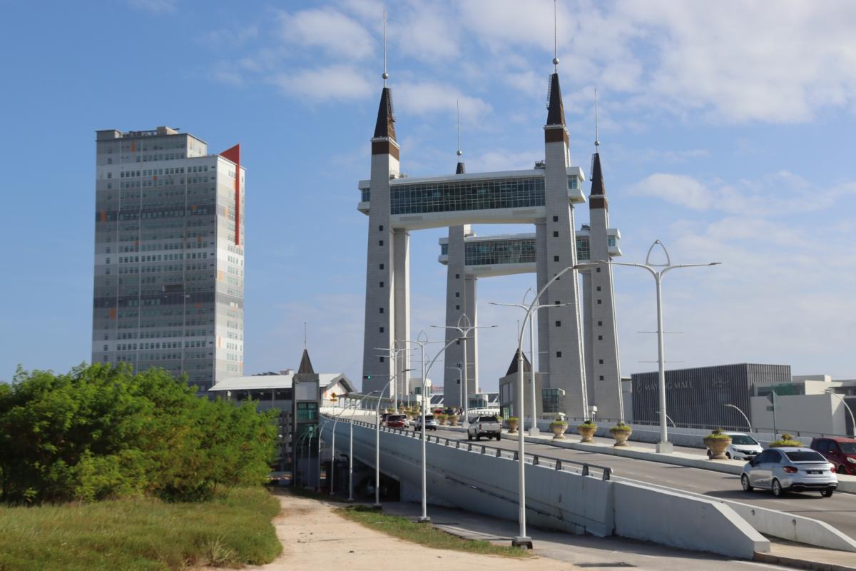 De vier torens langs de brug priemen als dikke naalden in de hemel.