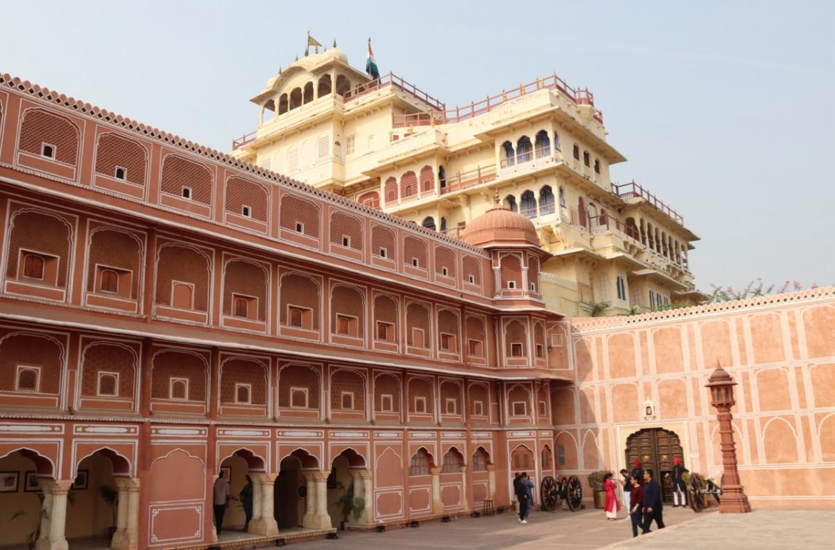 Rode buitengevel van het Maanpaleis (Chandra Mahal). 