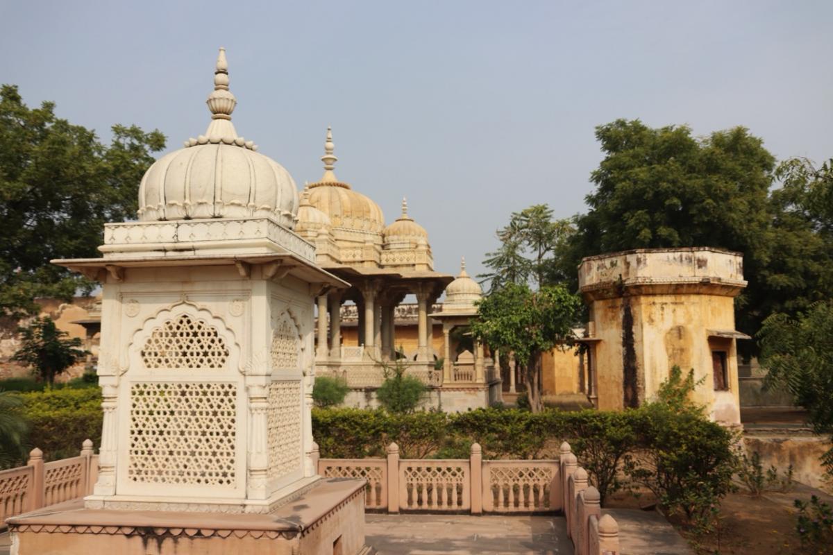 Rijen witte paviljoenen als memoriaal aan de koninklijke dames van Jaipur.