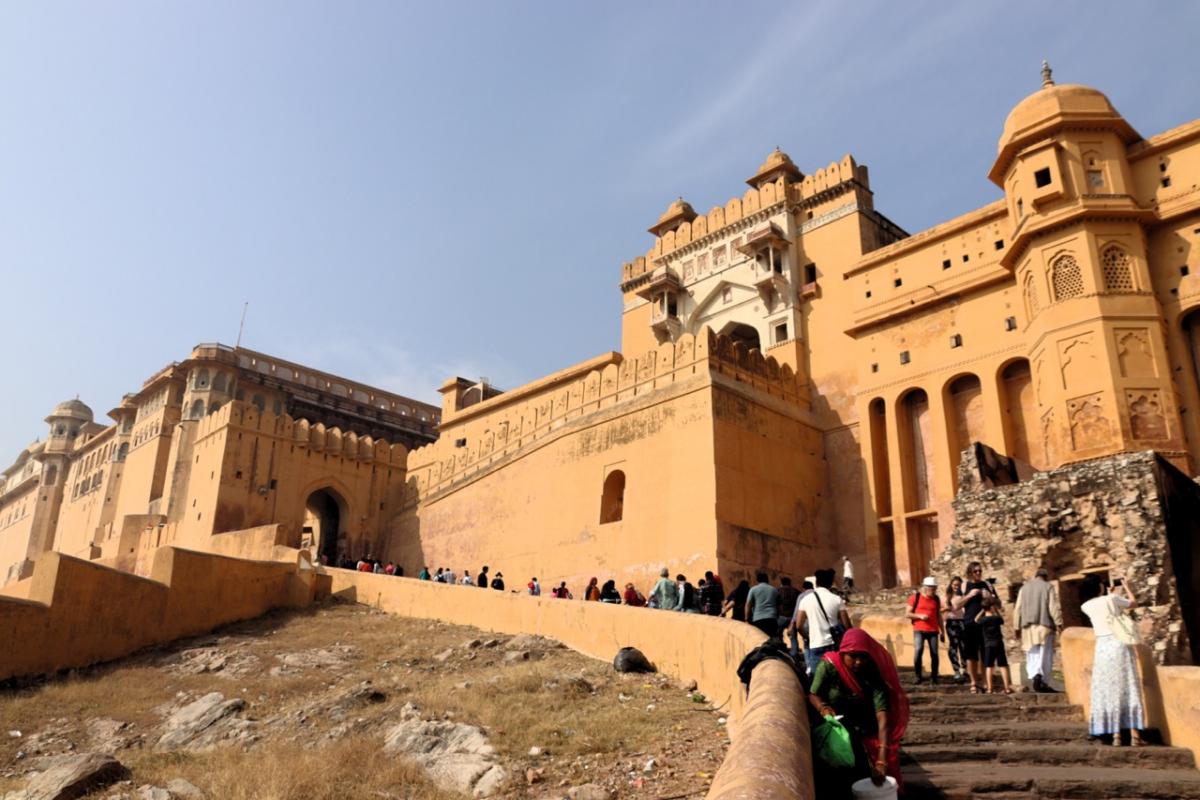 Warm oranje zijde van het Amber Fort. Dit is de zonnepoort.