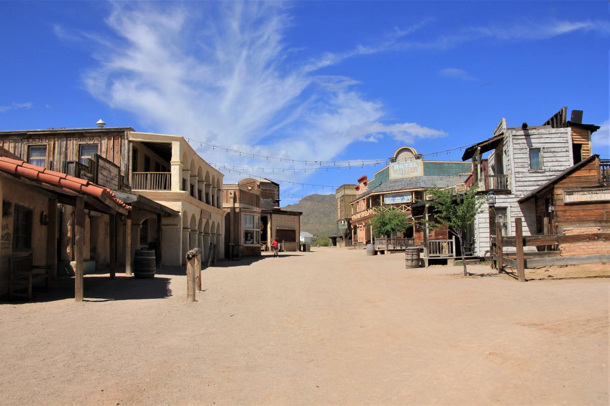 Typische straat uit een westernfilm, met saloon en hotel.