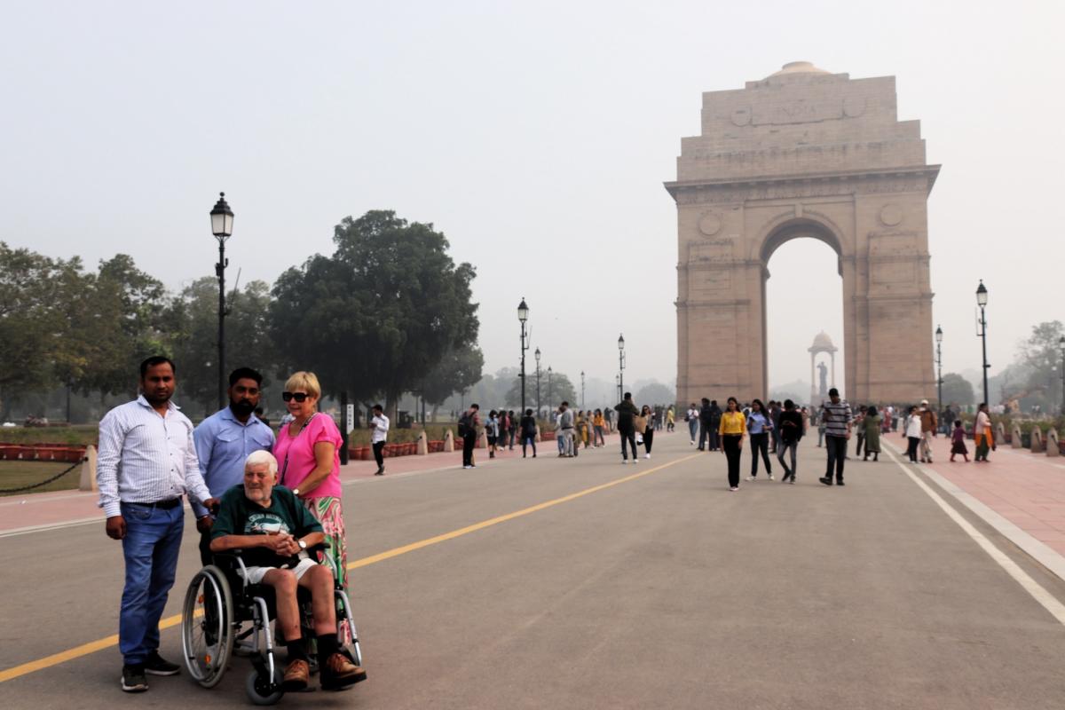 Jozef en zijn reisgezelschap poseren bij het India Gate oorlogsmonument.