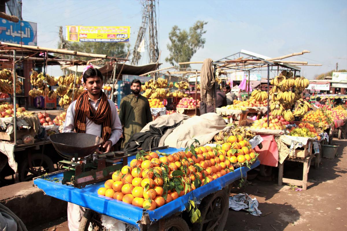 Fruitkramen op een markt tussen Faisalabad en Multan.