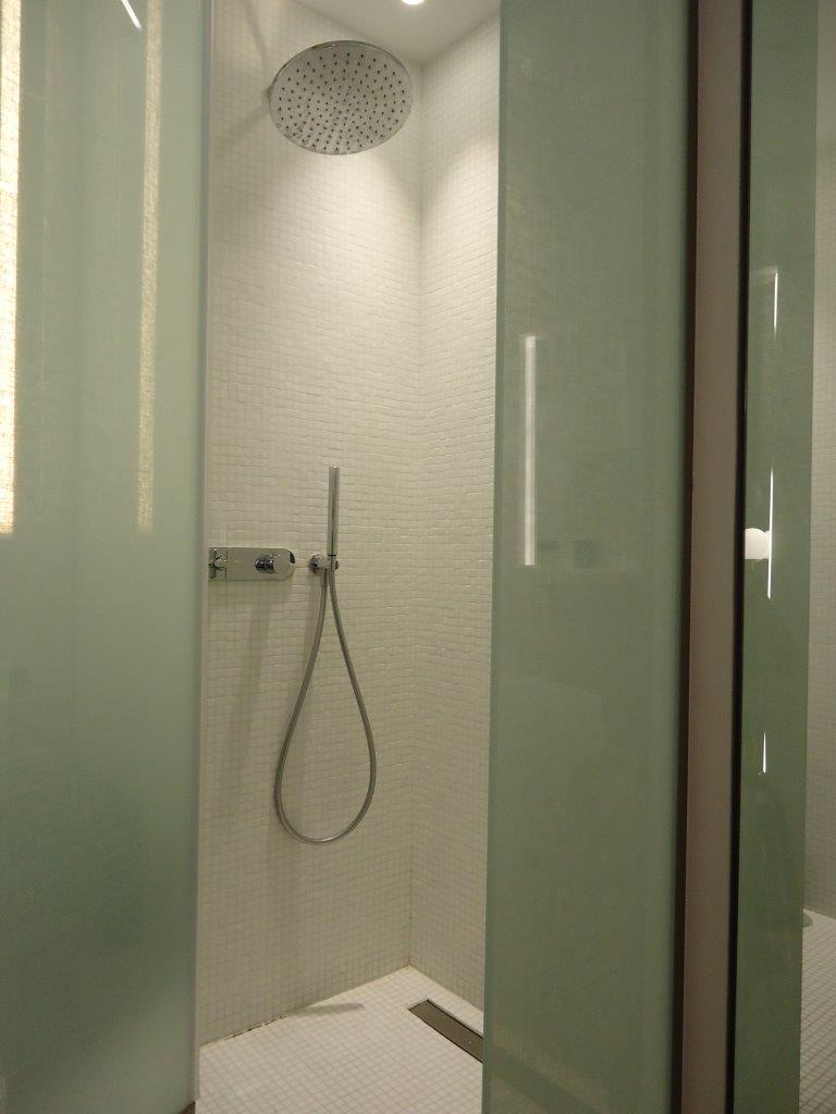 badkamer met inloopdouche.