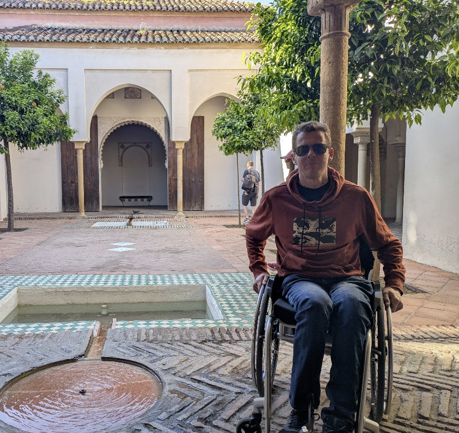 Thomas (rolstoeler) in het Alcazaba. De bouwstijl herinnert aan de Moorse periode.