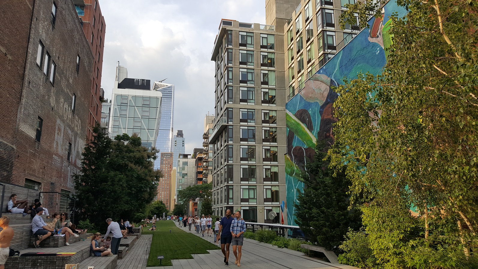New Yorkers ontspannen zich tussen de muurschilderingen in het park.