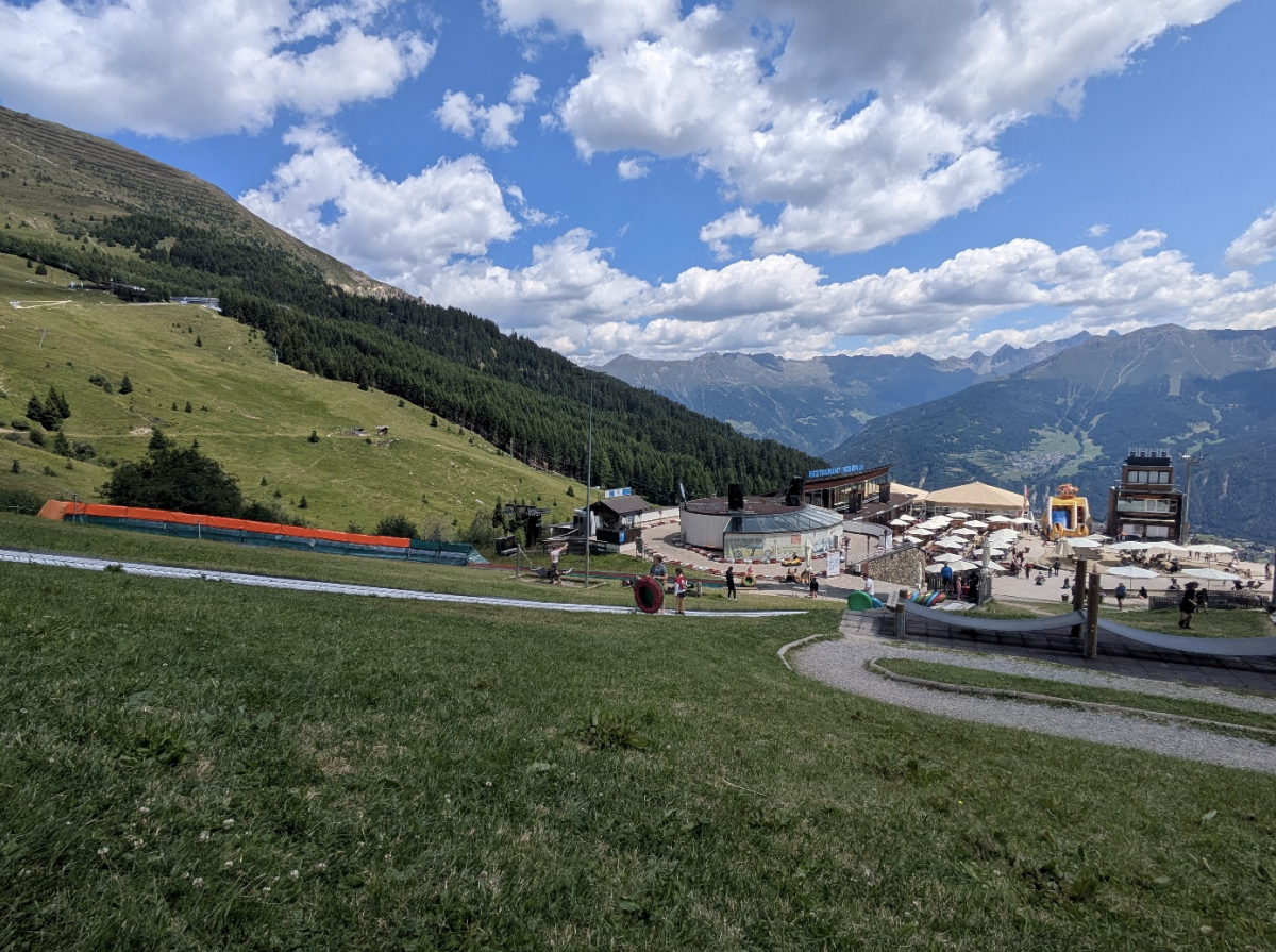 Tubing betekent dat je op een plastic binnenband over het water glijdt. We zien een panorama met een bochtig parcours.