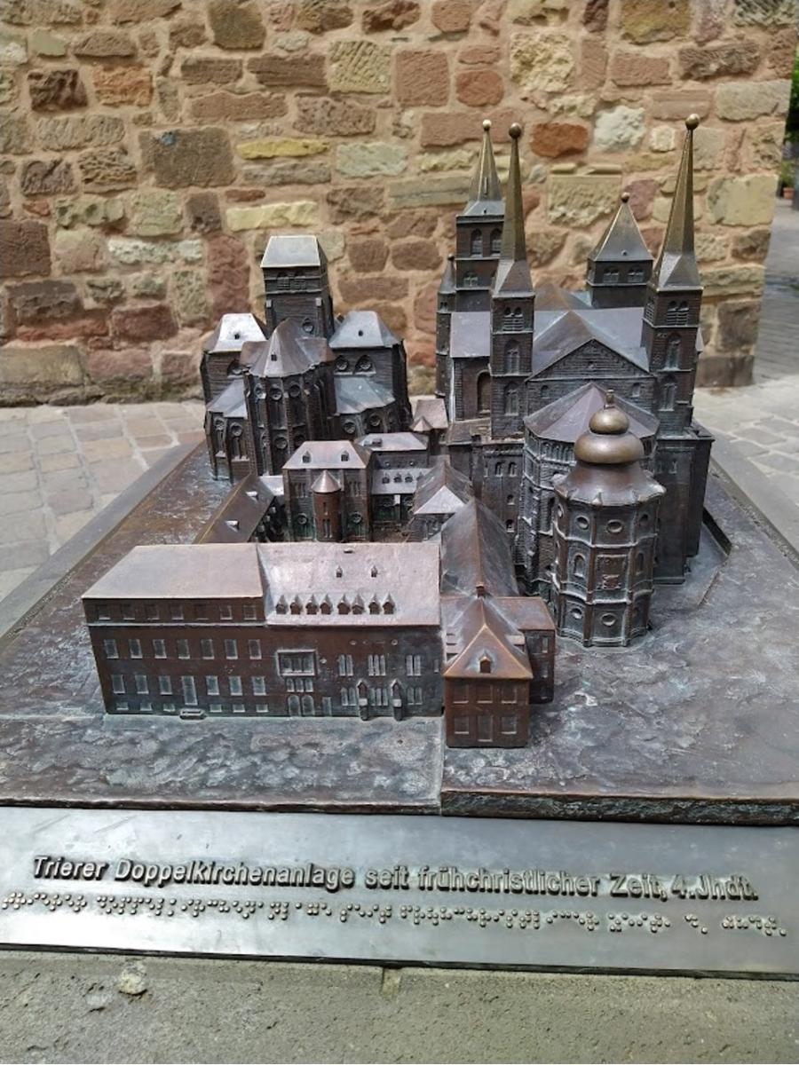 Metalen voelmaquette van de Dom en Onze-Lieve-Vrouwkerk in Trier.