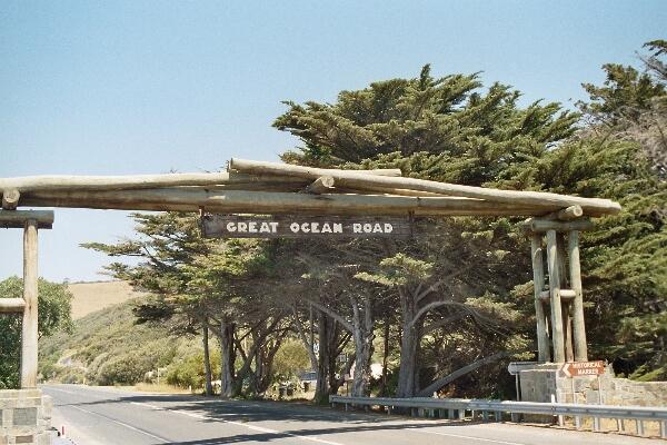 Langs een houten poort bereik je "Great Ocean Road".